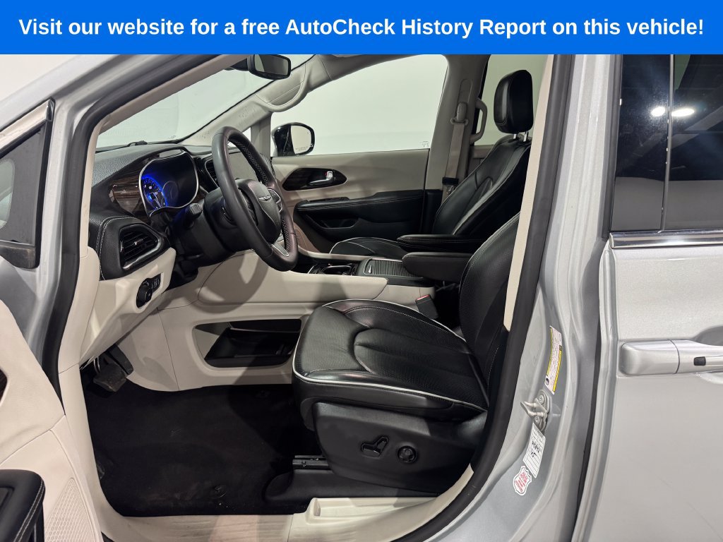 Used 2024 Chrysler Pacifica Limited FWD image 16