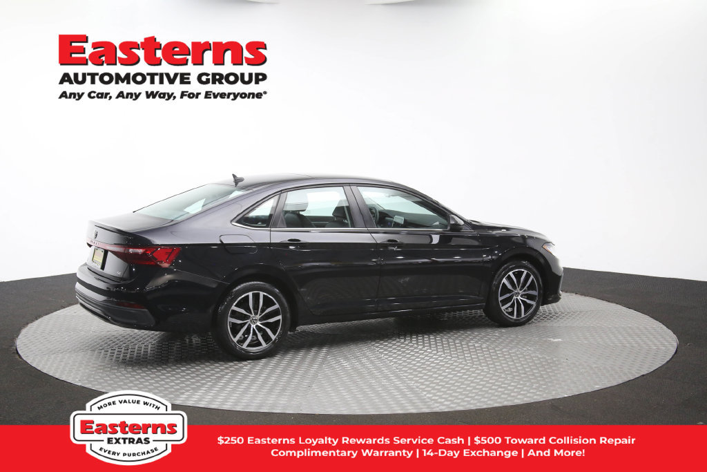 Used 2025 Volkswagen Jetta SE FWD image 43