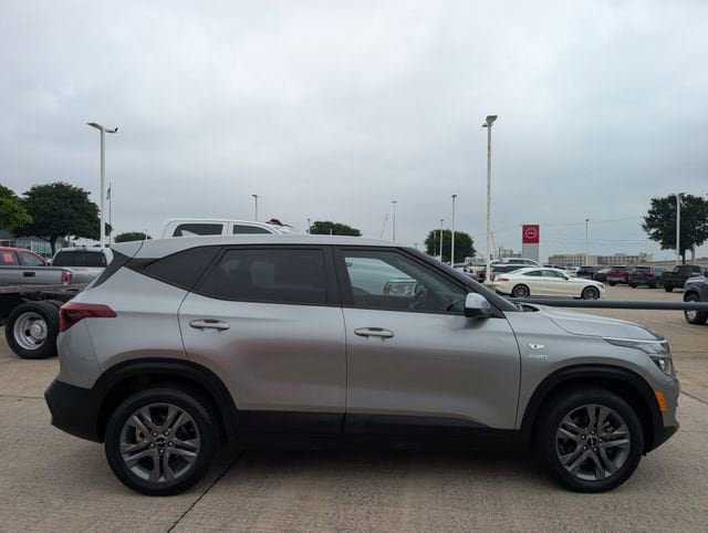 Used 2023 Kia Seltos LX AWD/4WD image 3