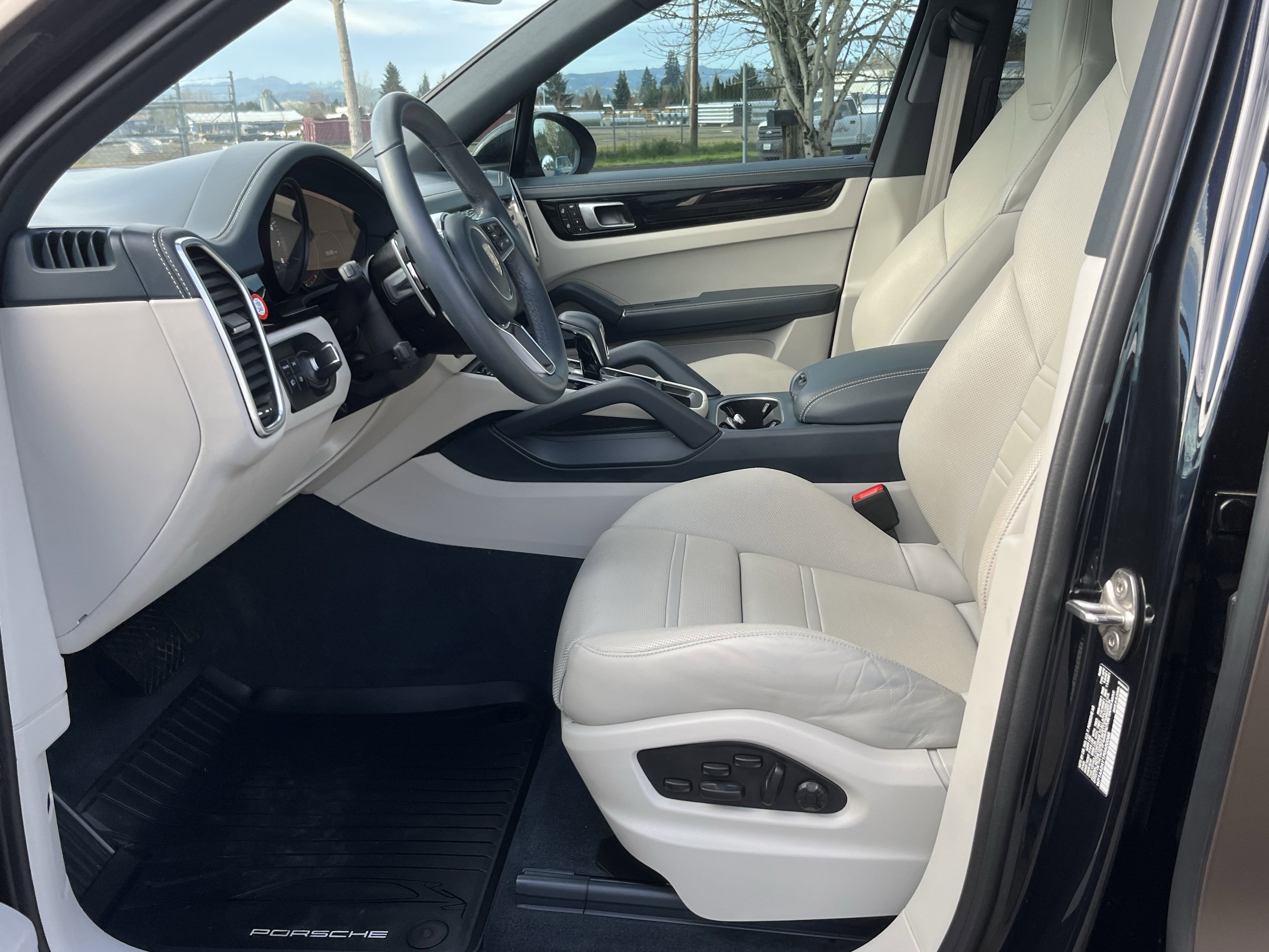 Used 2023 Porsche Cayenne Platinum Edition image 10