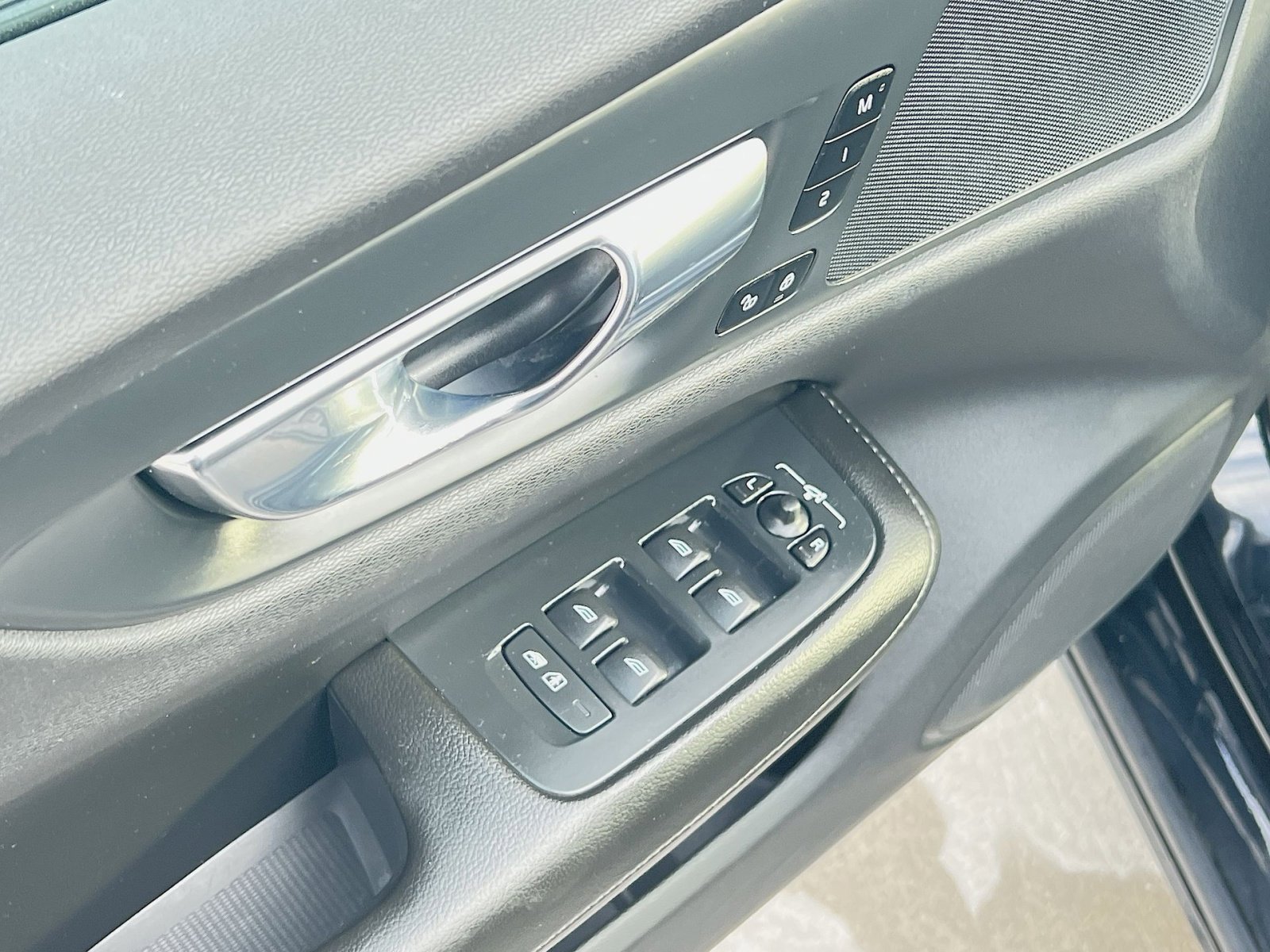 Used 2020 Volvo S60 T6 Momentum w/ Protection Package Premier image 15