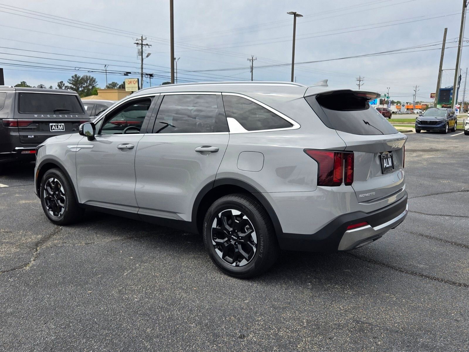 Used 2025 Kia Sorento S image 10