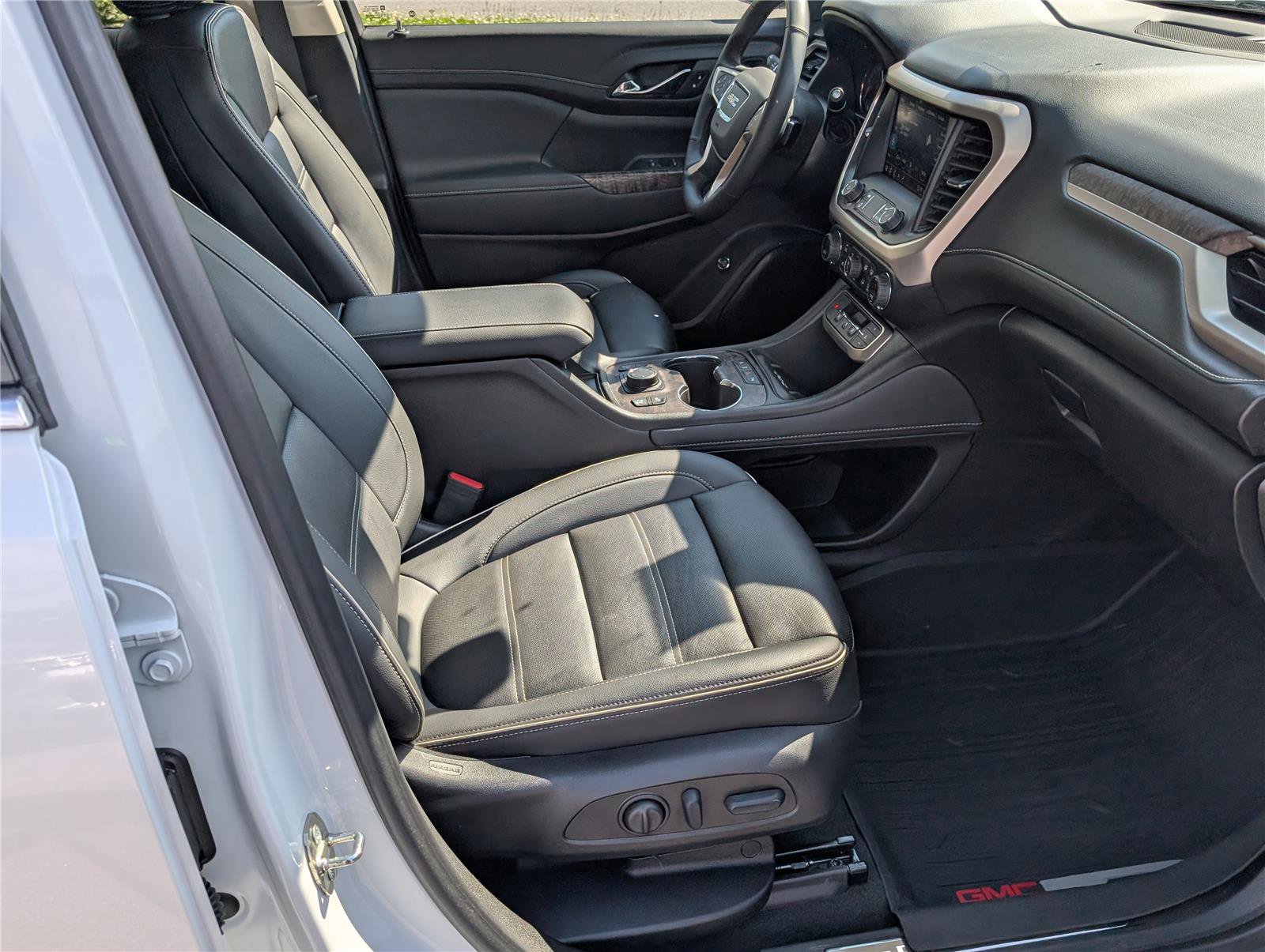 Used 2023 GMC Acadia Denali w/ Denali Ultimate Package AWD/4WD image 10