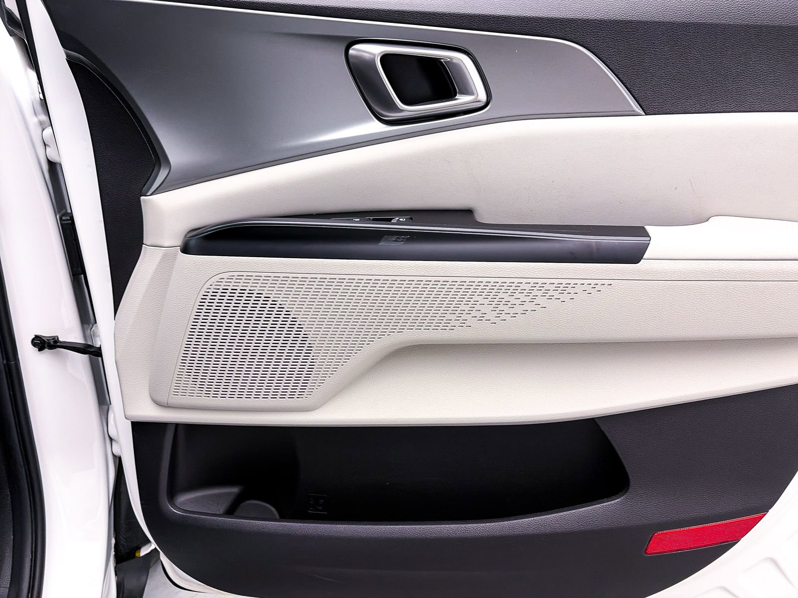 Used 2022 Kia Carnival LX image 34