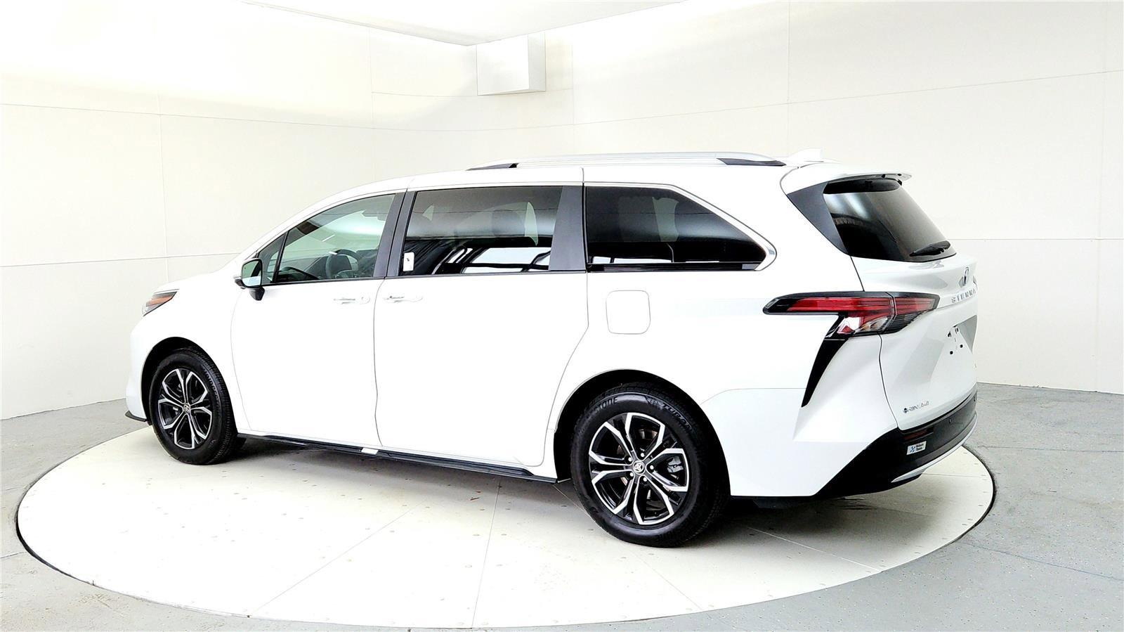 Used 2026 Toyota Sienna Platinum image 4