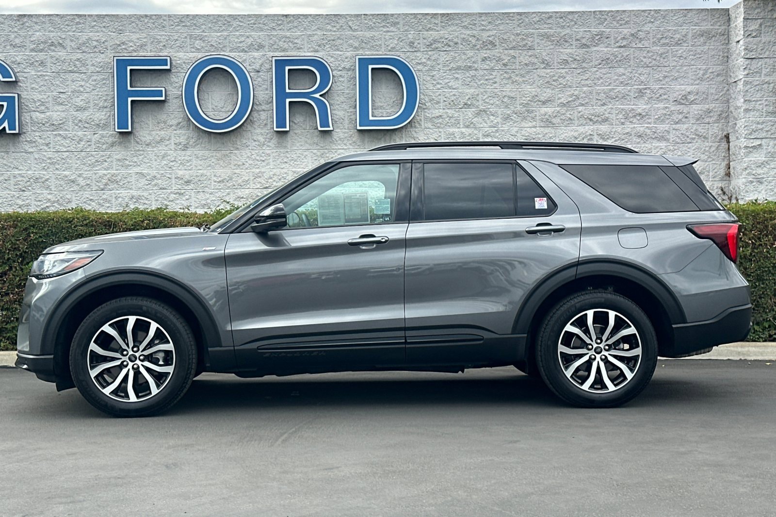 Used 2025 Ford Explorer ST-Line image 7