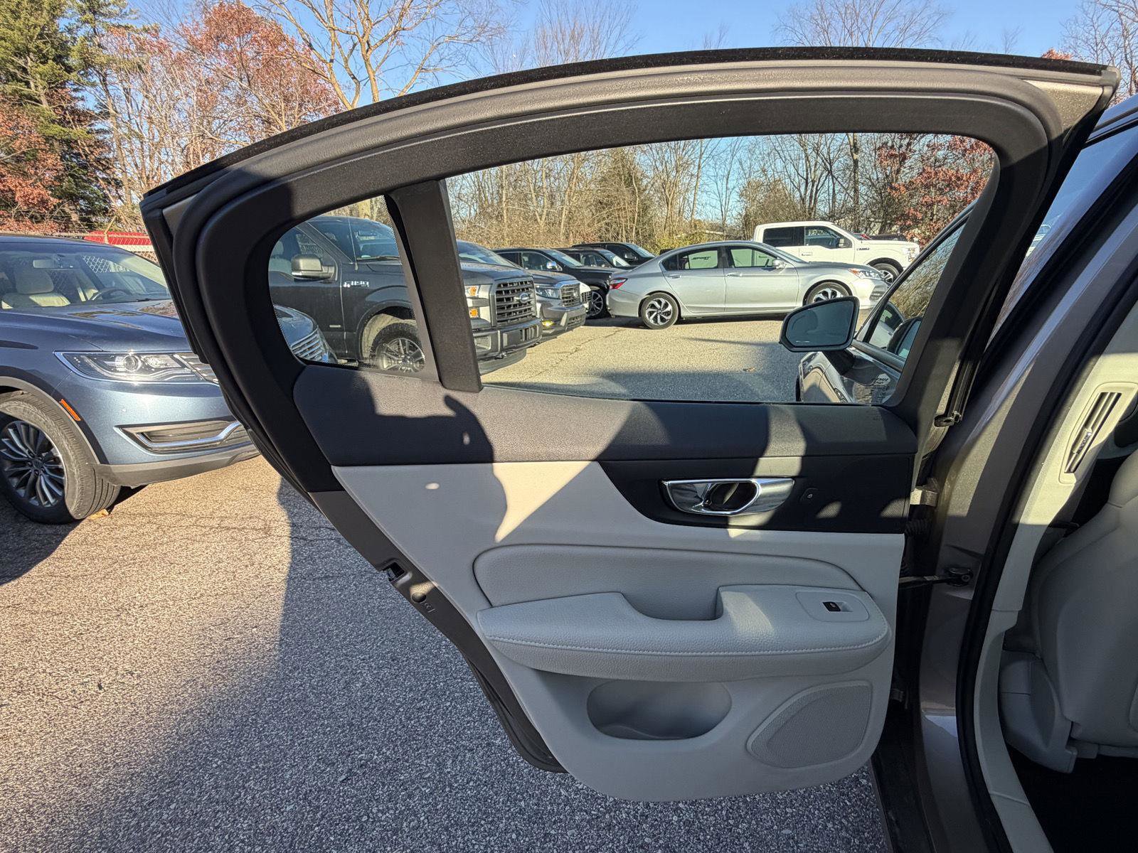 Used 2020 Volvo S60 T5 Momentum image 24