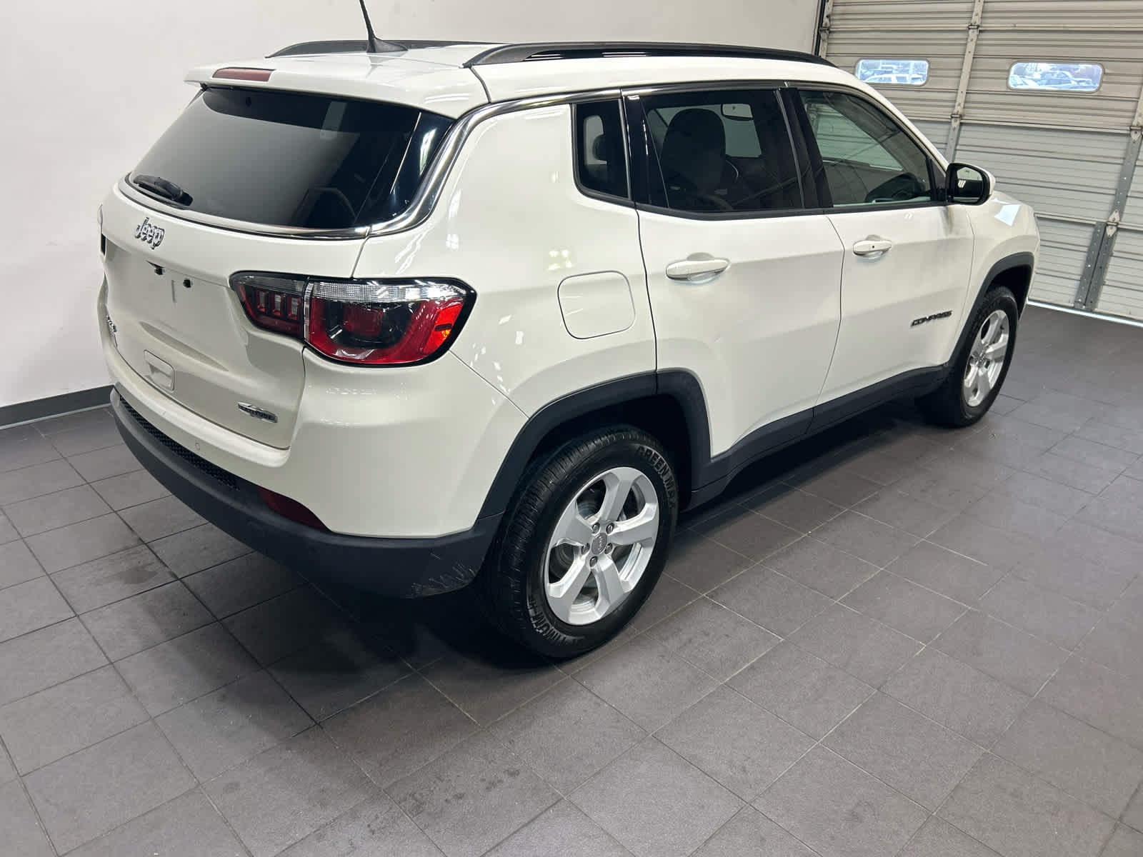 Used 2018 Jeep Compass Latitude w/ Popular Equipment Group AWD/4WD image 3