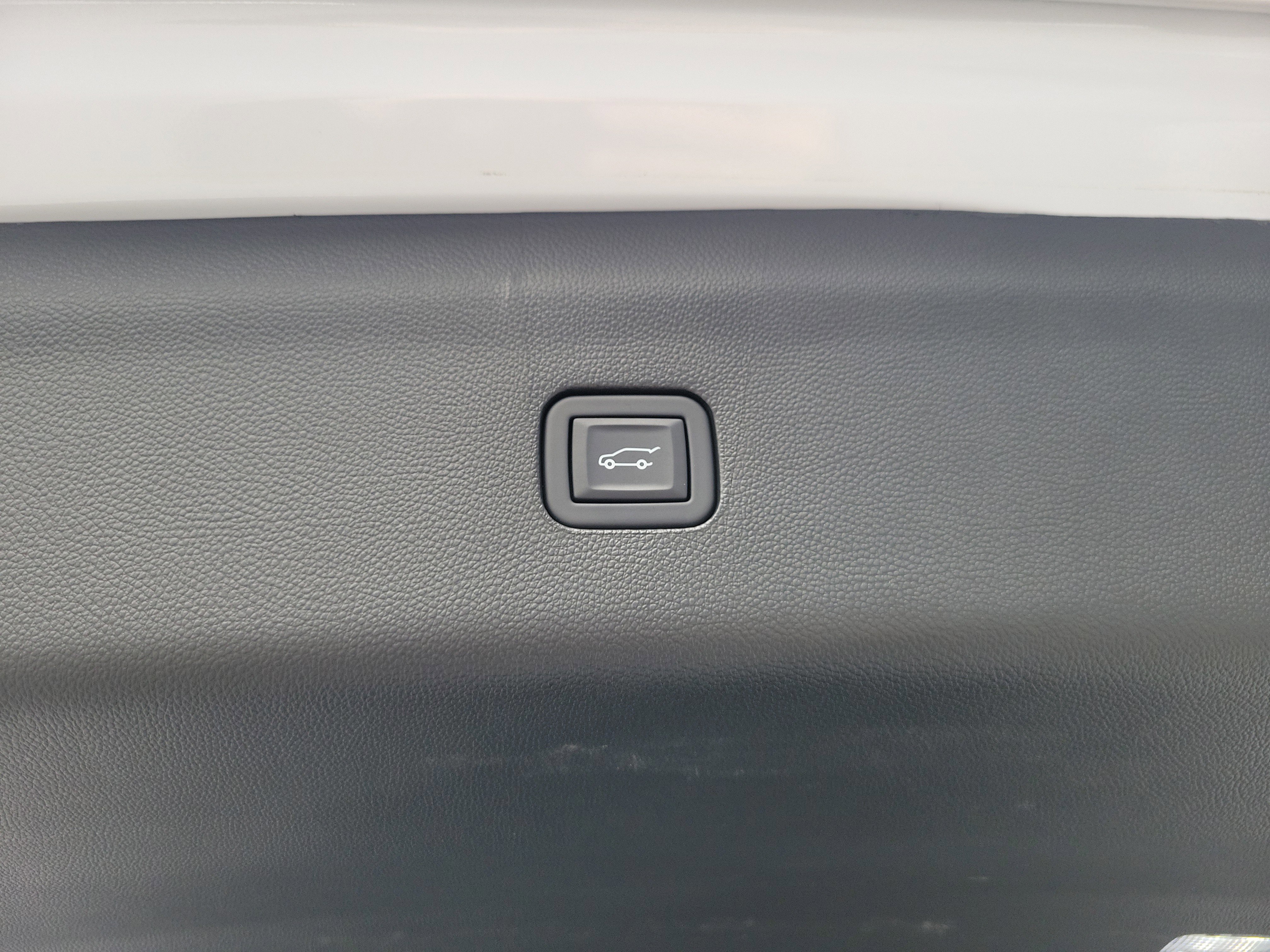 Used 2024 Buick Enclave Essence image 16