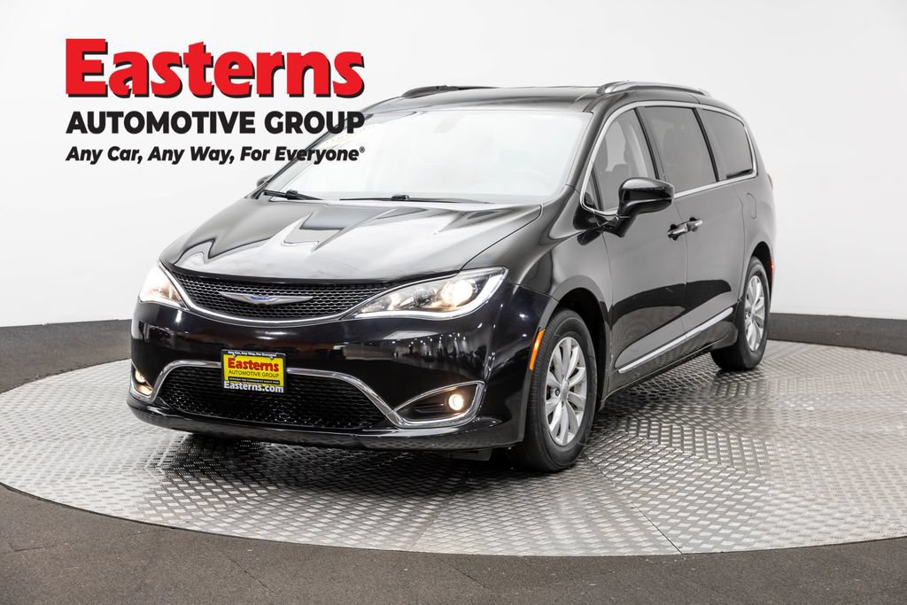 Used 2019 Chrysler Pacifica Touring-L FWD image 1