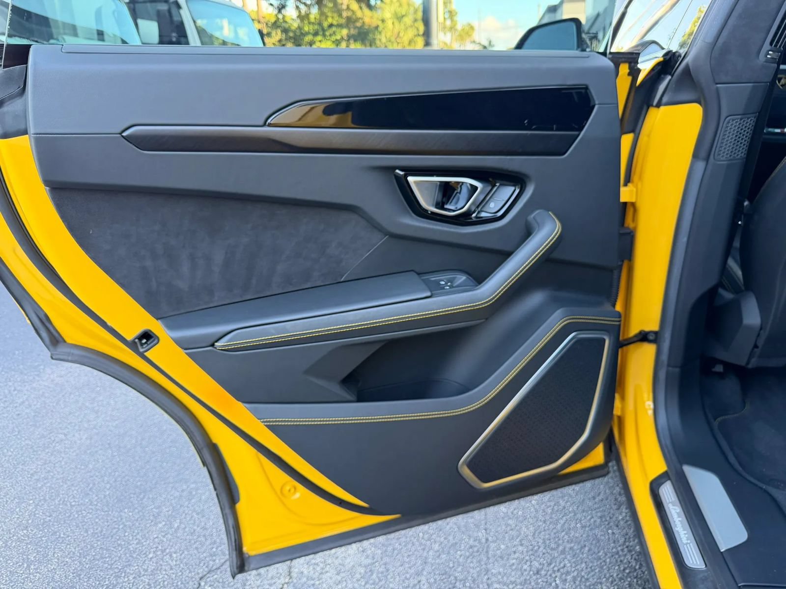 Used 2021 Lamborghini Urus AWD/4WD image 29