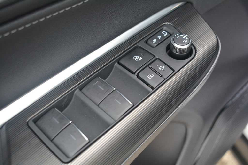 Used 2023 Toyota Venza Nightshade AWD/4WD image 9