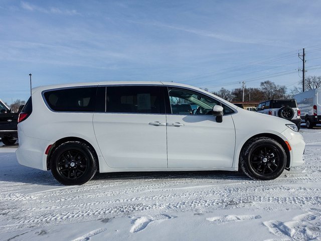 Used 2023 Chrysler Pacifica Touring-L image 9