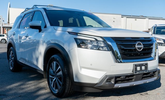 Certified 2025 Nissan Pathfinder SL image 4