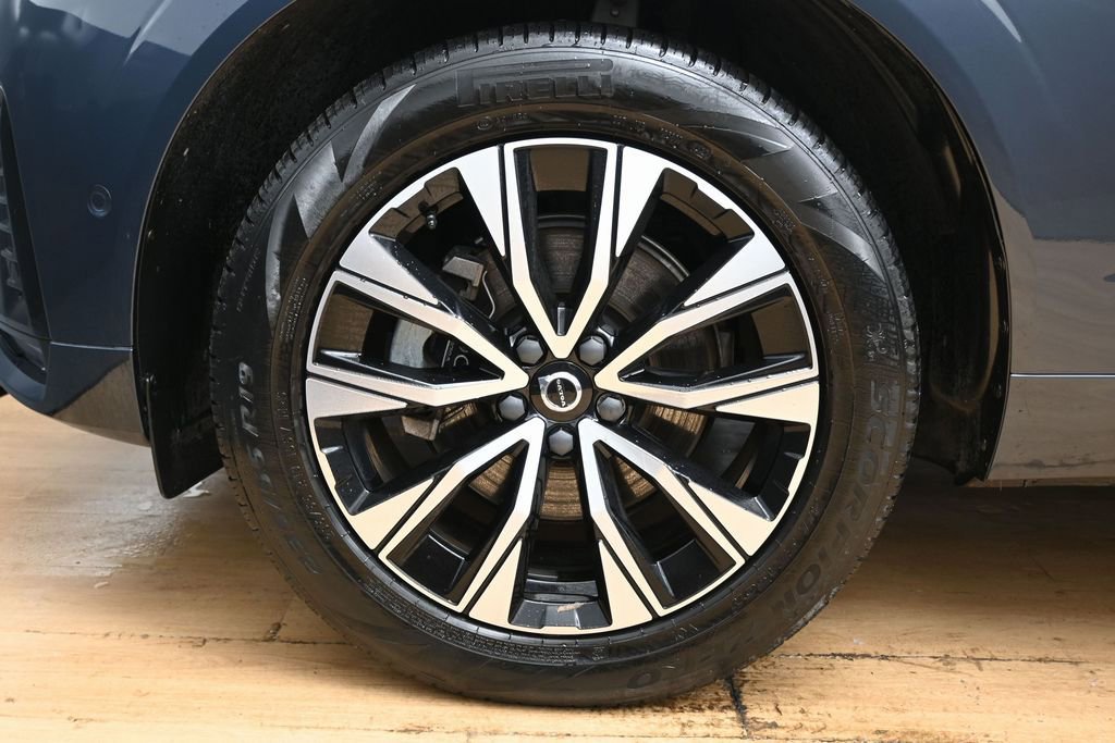 Used 2023 Volvo XC60 B5 Plus w/ Protection Package Premier image 11