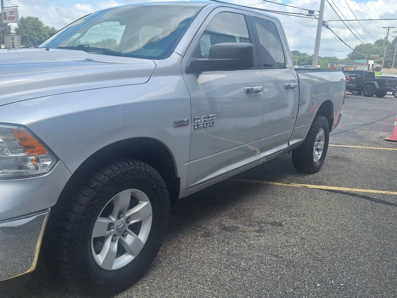 Used 2017 RAM 1500 Classic SLT image 4