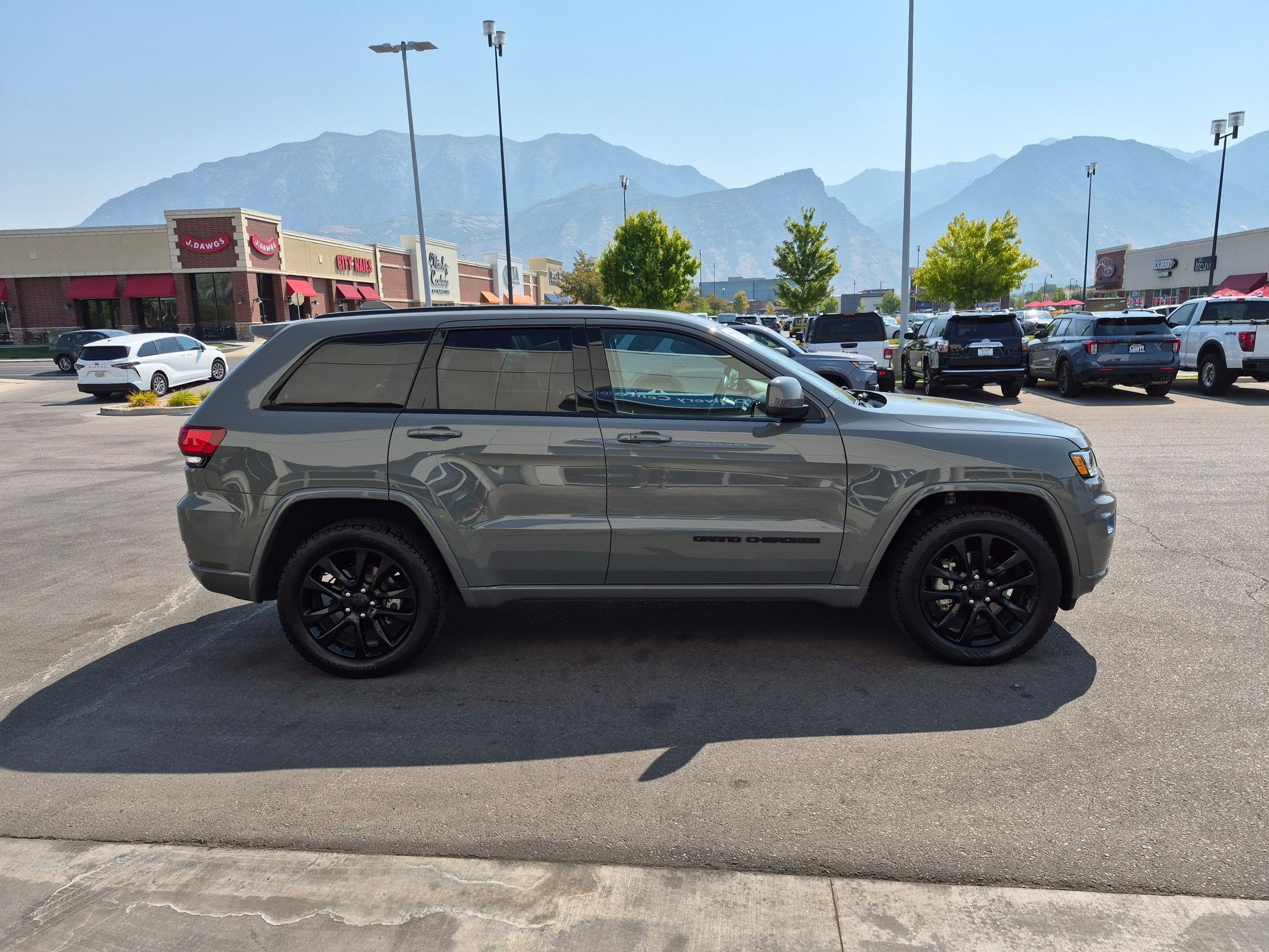 Used 2020 Jeep Grand Cherokee Altitude AWD/4WD image 2