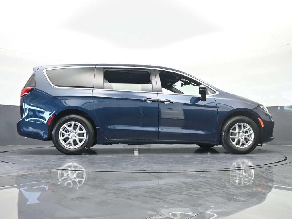 Used 2025 Chrysler Pacifica Select image 55