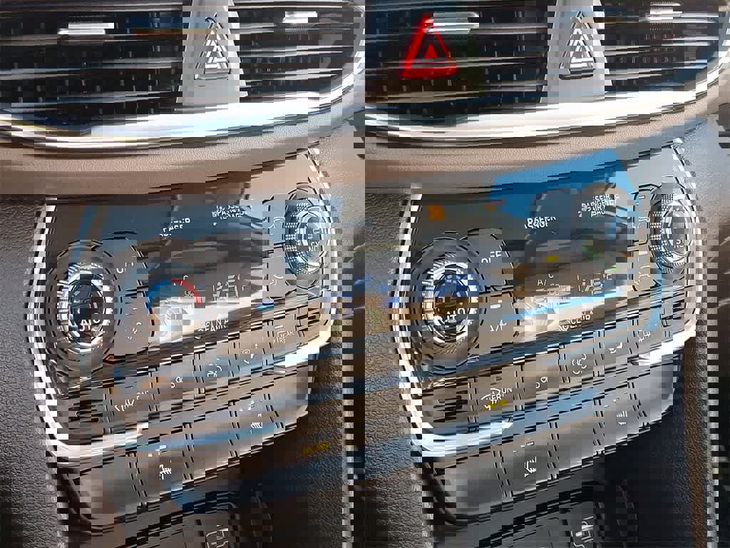 Used 2019 Hyundai Santa Fe Limited image 16