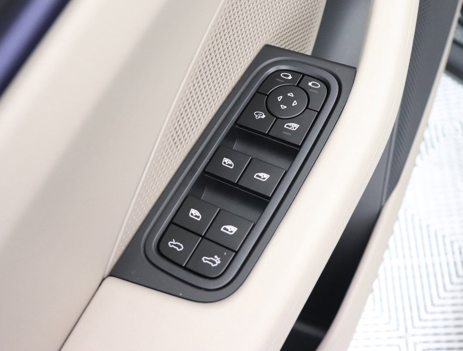 Certified 2025 Porsche Macan Electric RWD image 27
