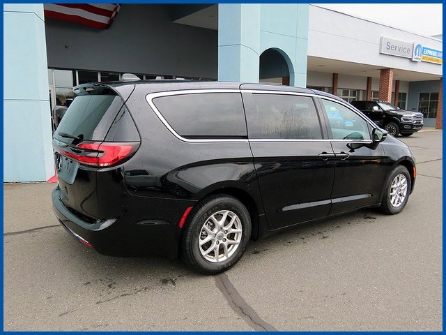 Used 2024 Chrysler Pacifica Touring-L image 7