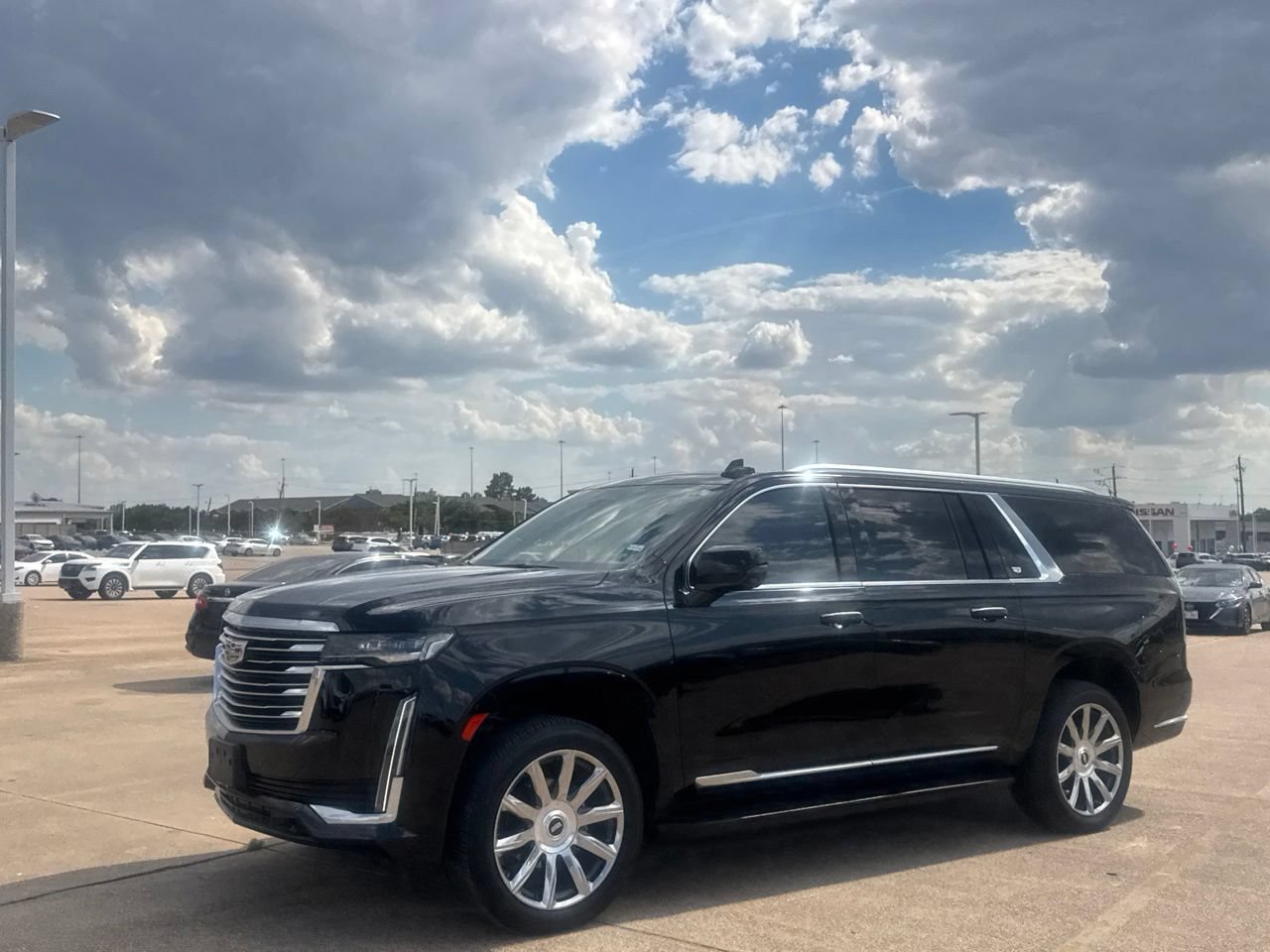 Used 2023 Cadillac Escalade ESV Premium Luxury Platinum AWD/4WD image 11