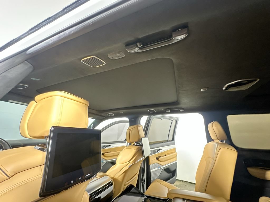 Used 2022 Jeep Grand Wagoneer Series III w/ Rear Seat Video Group 1 AWD/4WD image 13