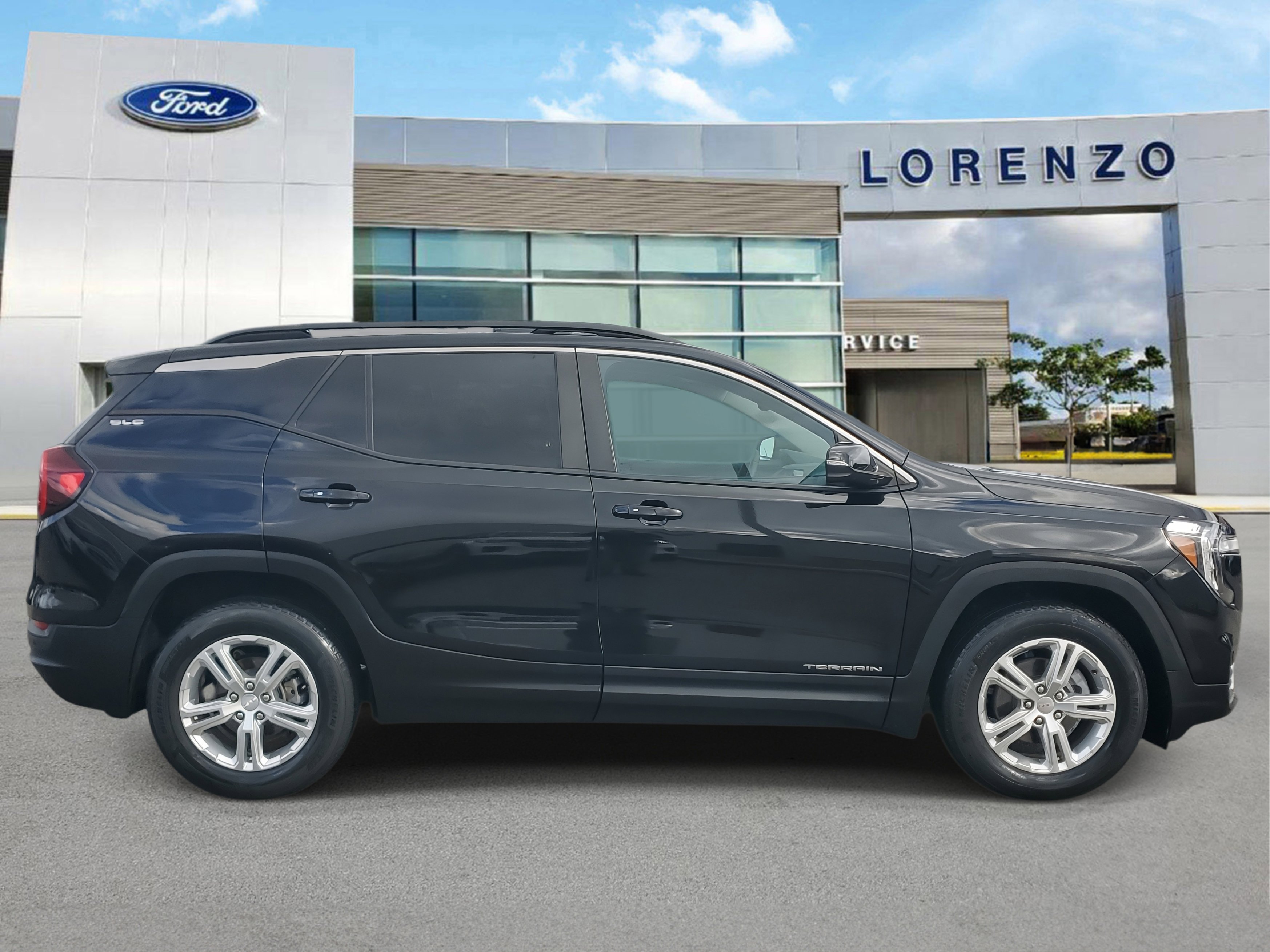 Used 2022 GMC Terrain SLE w/ Driver Convenience Package image 4