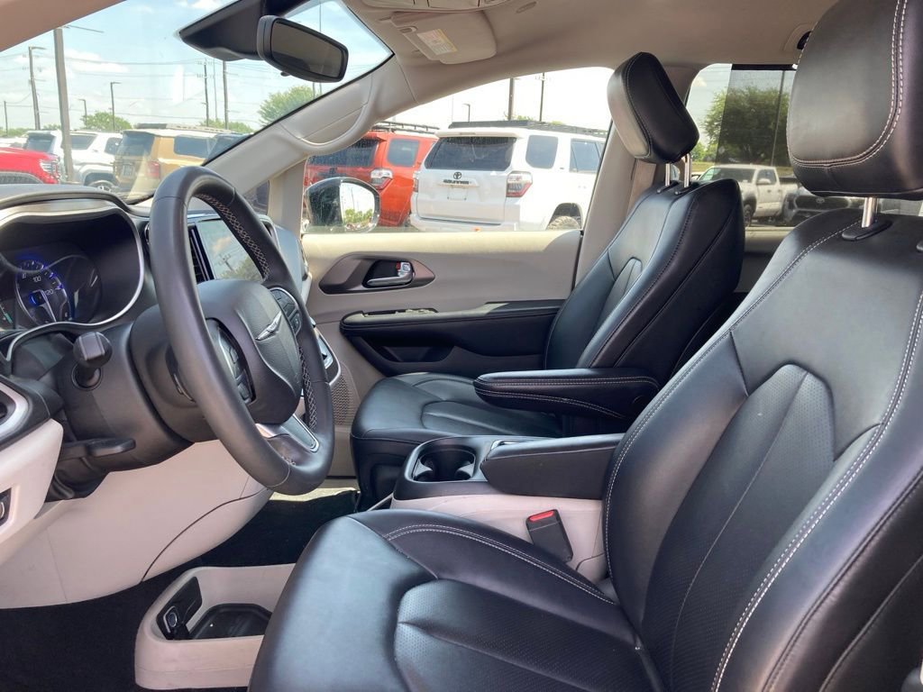 Used 2024 Chrysler Pacifica Touring-L image 9