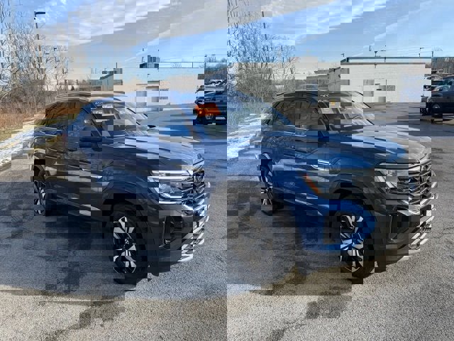 Certified 2025 Volkswagen Atlas Cross Sport SE image 3