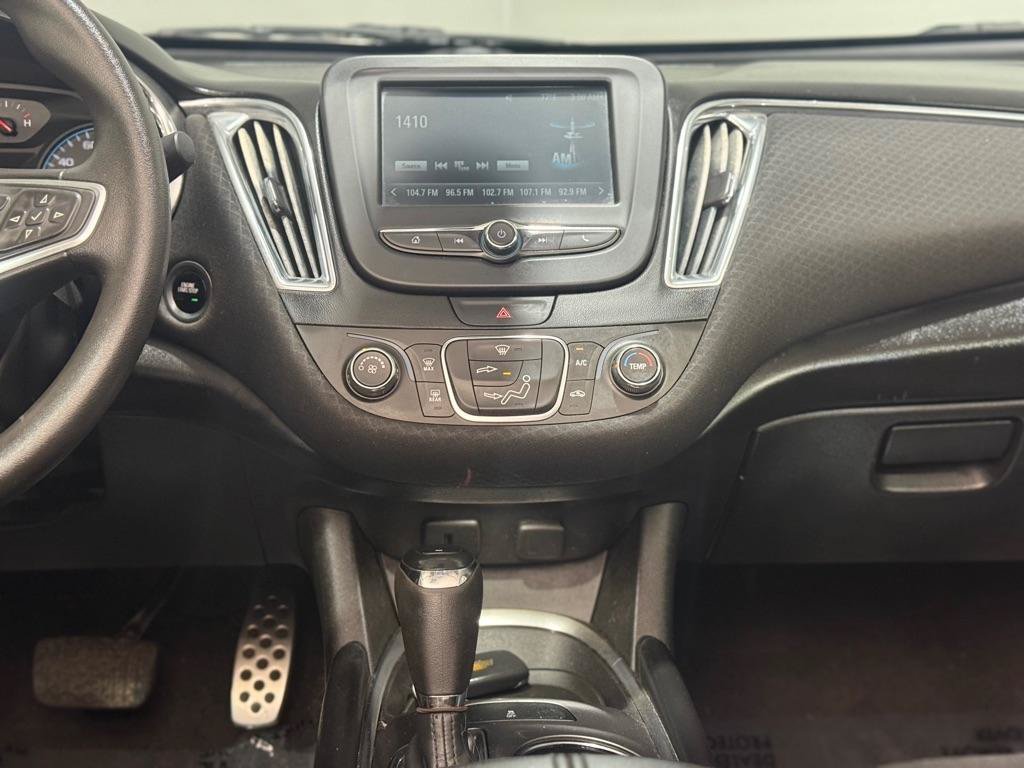 Used 2017 Chevrolet Malibu LT FWD image 15