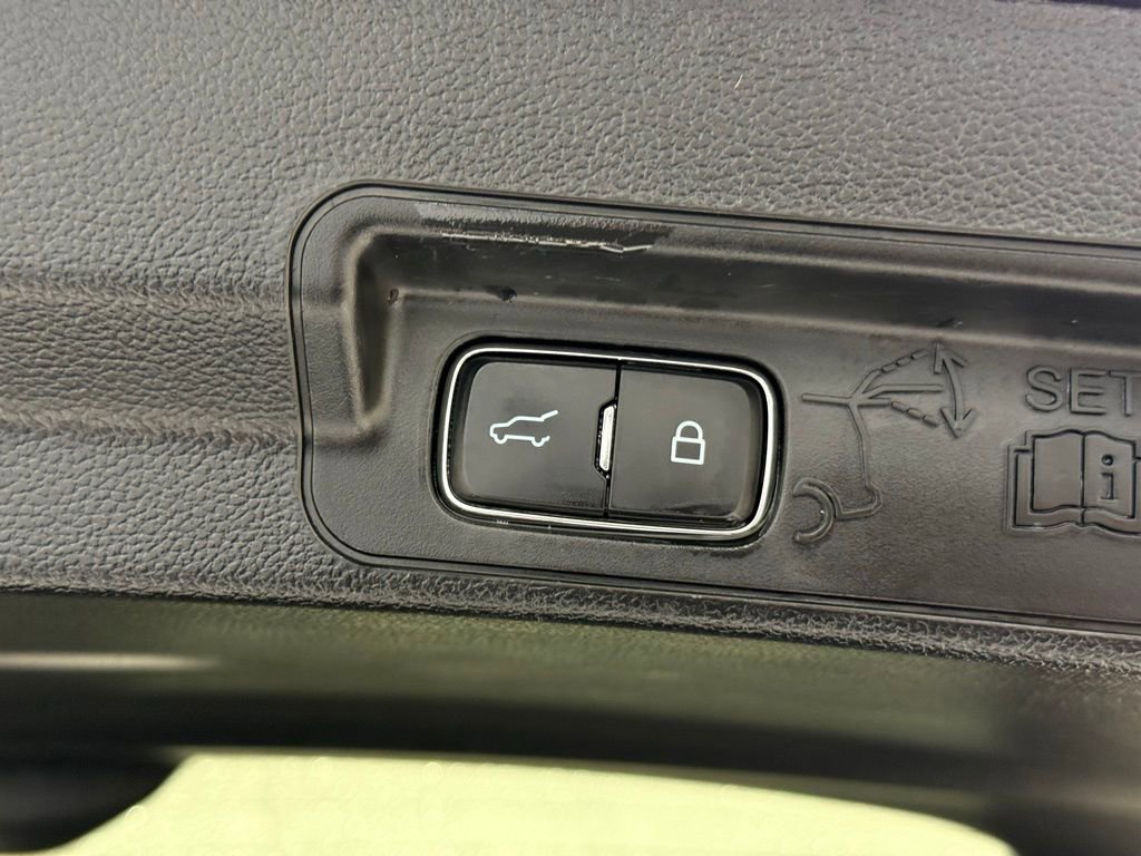 Used 2022 Ford Explorer XLT w/ Equipment Group 202A image 5