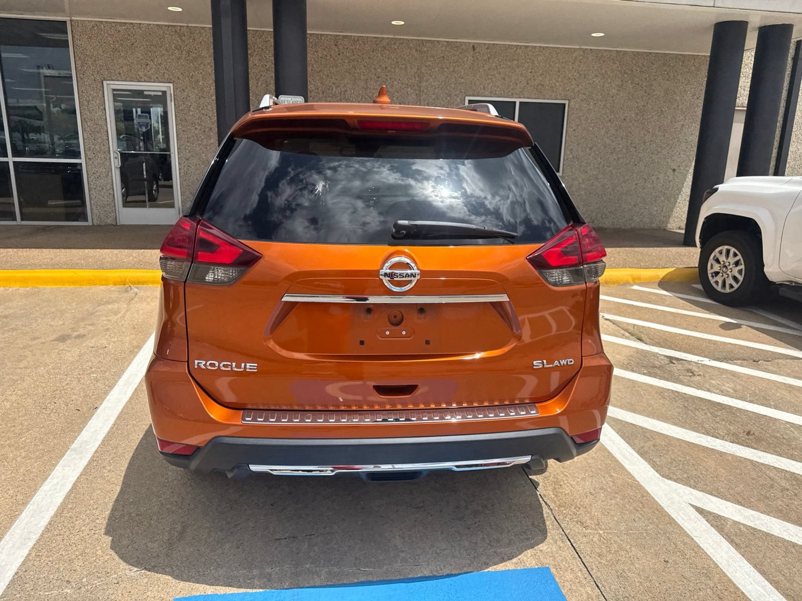 Used 2017 Nissan Rogue SL w/ SL Premium Package AWD/4WD image 6