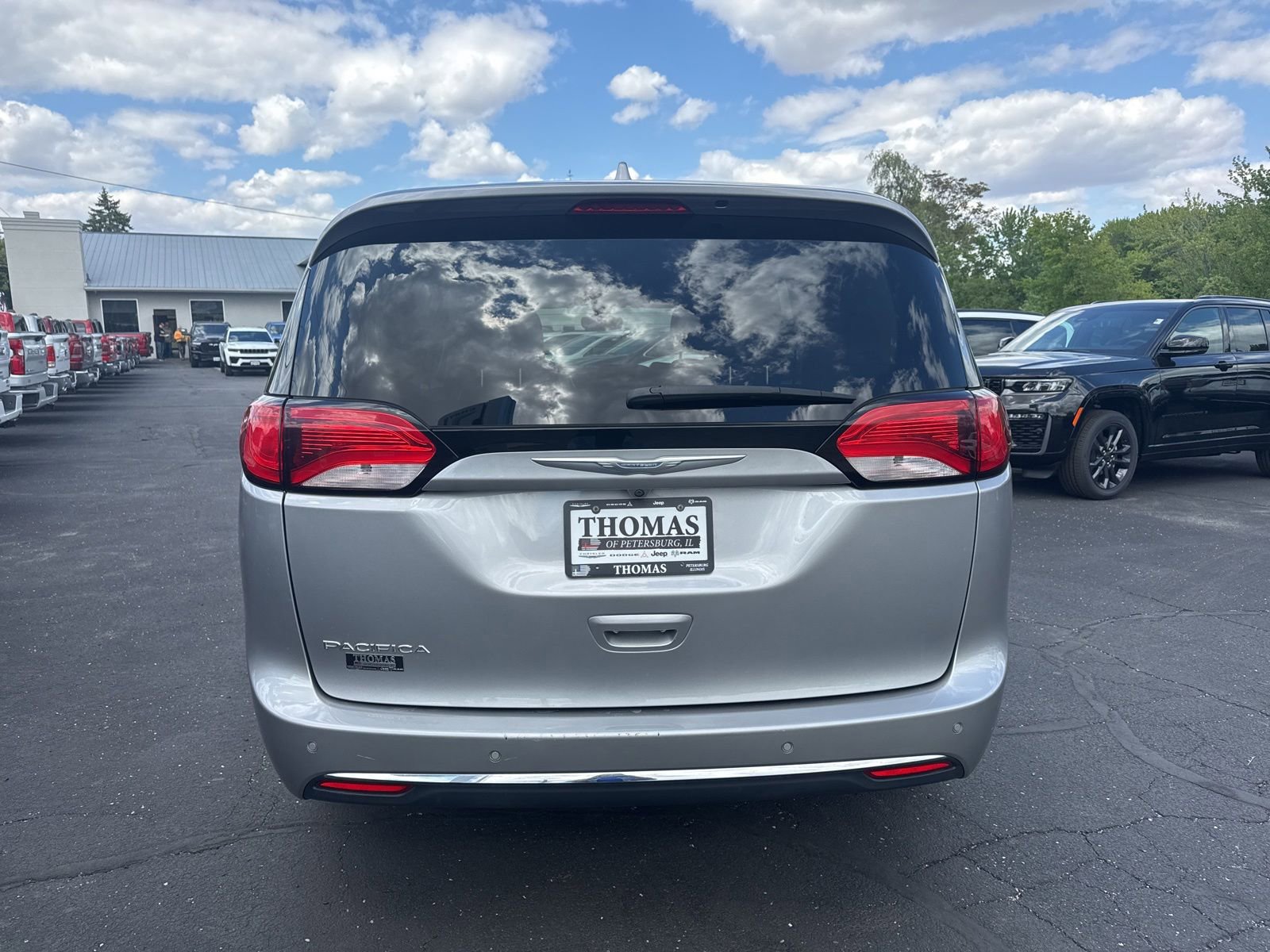 Used 2017 Chrysler Pacifica Touring-L FWD image 6