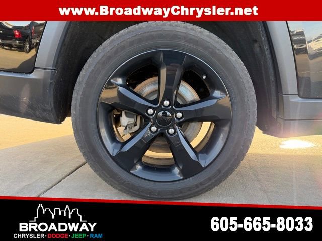 Used 2023 Jeep Grand Cherokee L Laredo image 9