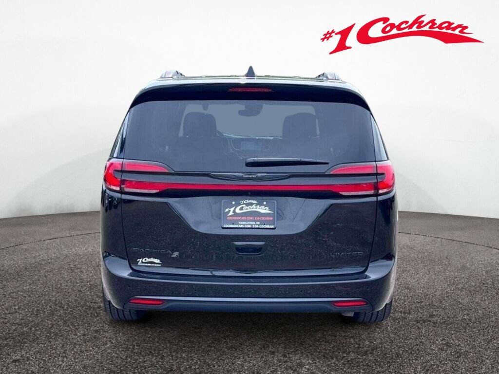 Used 2025 Chrysler Pacifica Limited FWD image 8