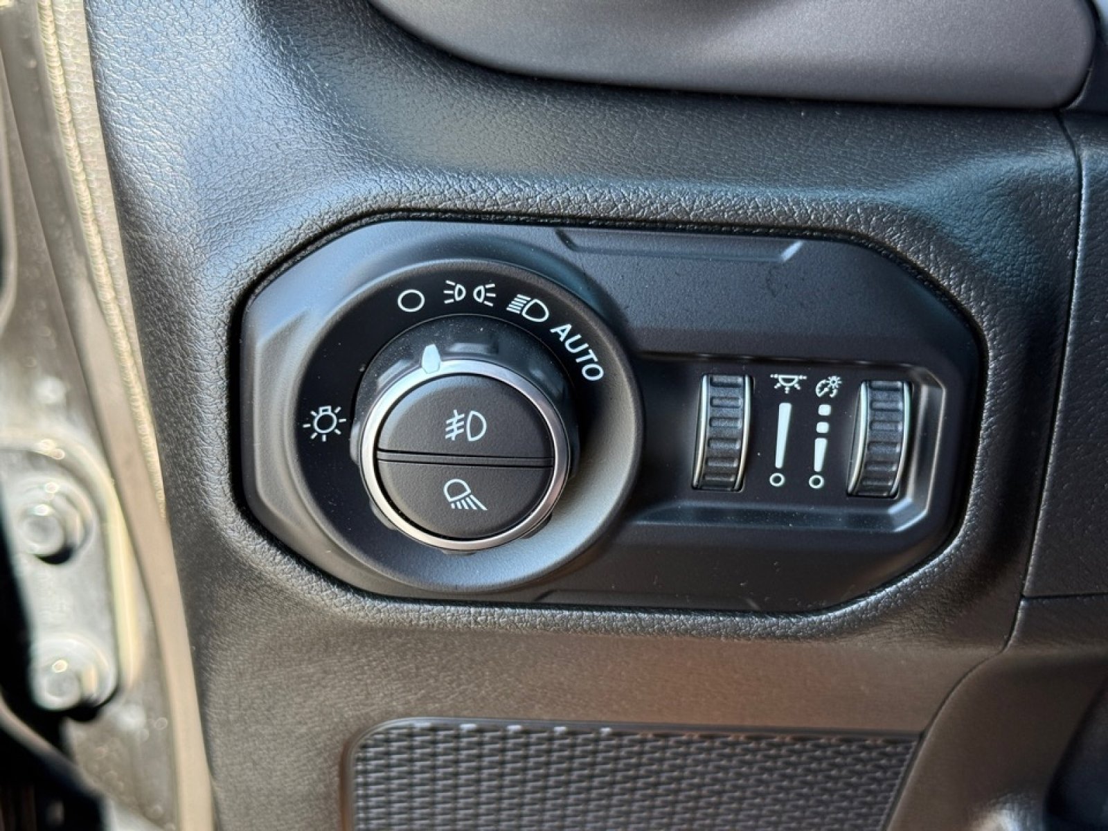 Used 2020 Jeep Gladiator Rubicon w/ Uconnect 4C Nav & Sound Group image 24