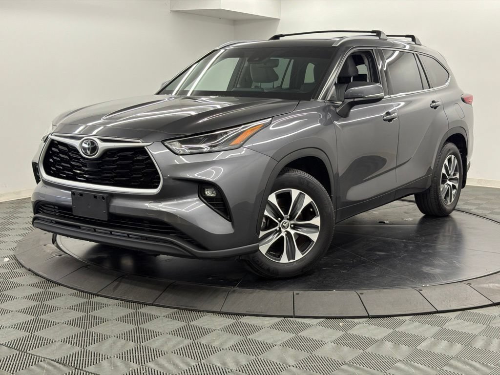 Used 2022 Toyota Highlander XLE FWD image 3