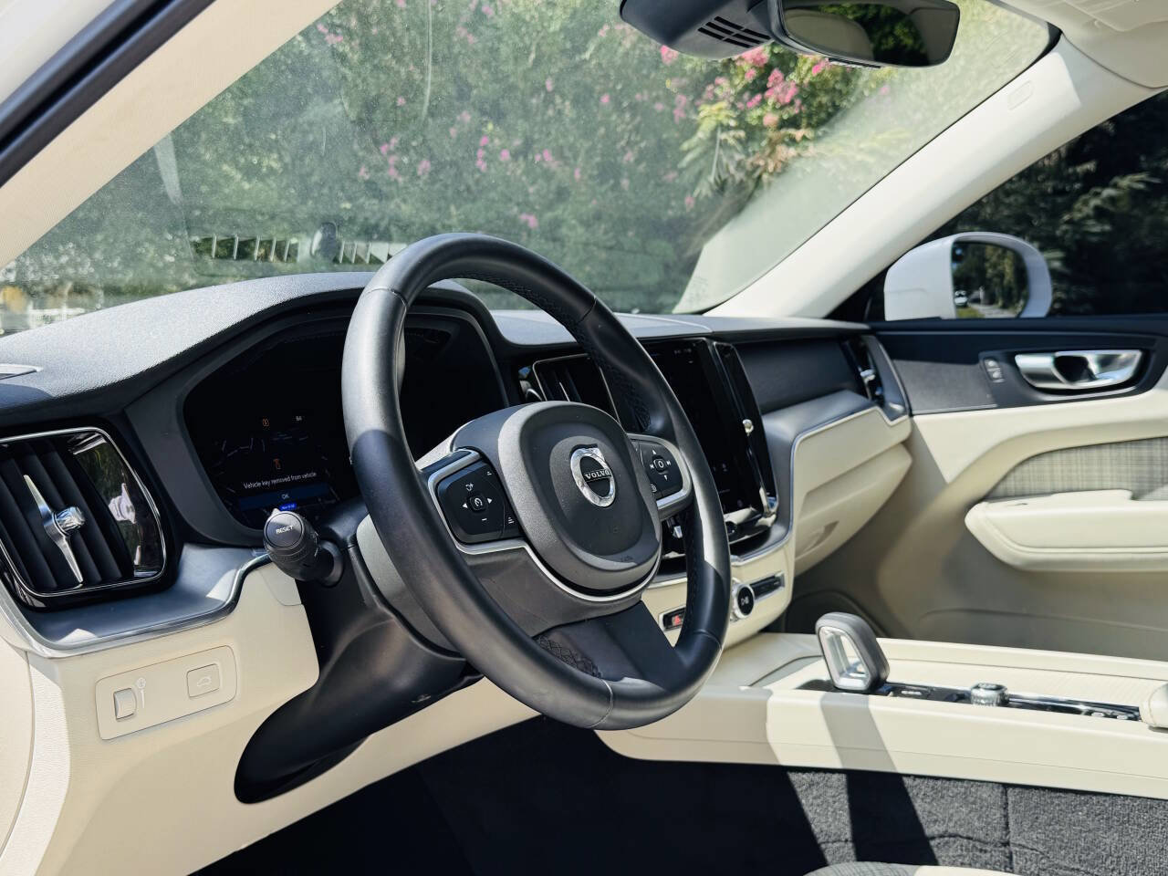 Used 2022 Volvo XC60 B5 Momentum image 8