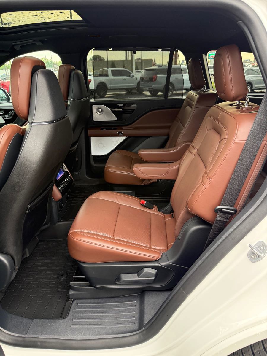 Used 2025 Lincoln Aviator Reserve w/ Equipment Group 201A AWD/4WD image 11