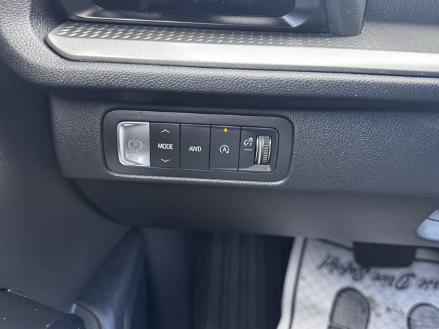 Used 2025 Chevrolet Traverse LT image 17