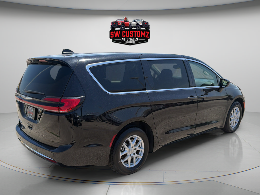 Used 2024 Chrysler Pacifica Touring-L FWD image 7