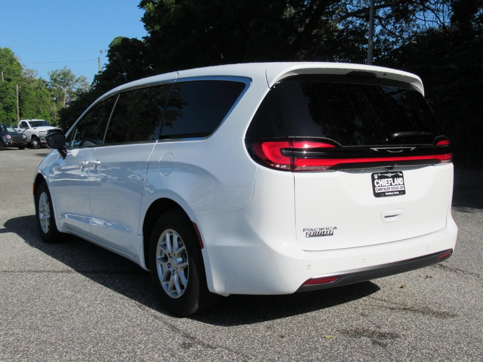 New 2027 Chrysler Pacifica Select FWD image 5