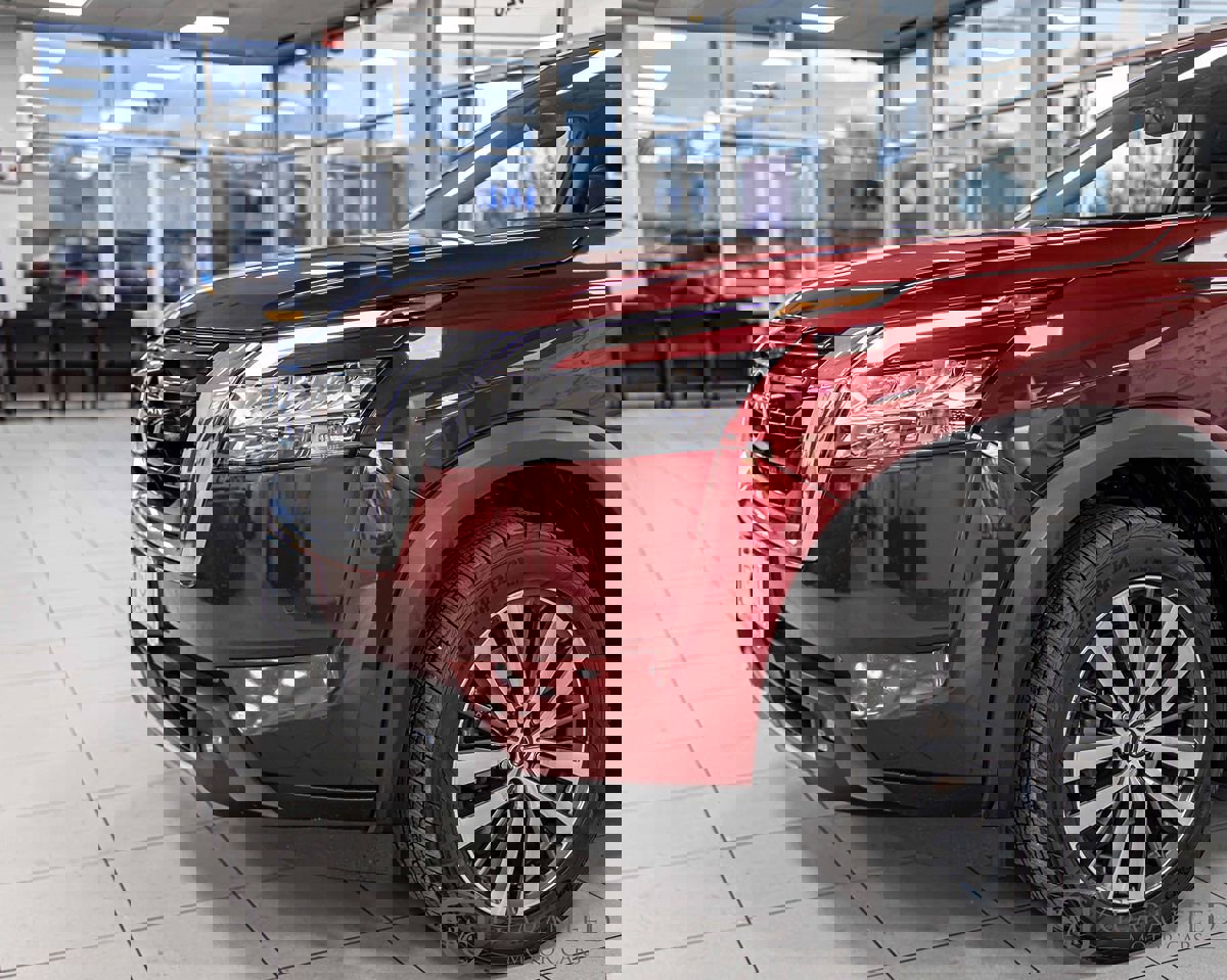 Used 2022 Nissan Pathfinder Platinum w/ Cargo Package image 5