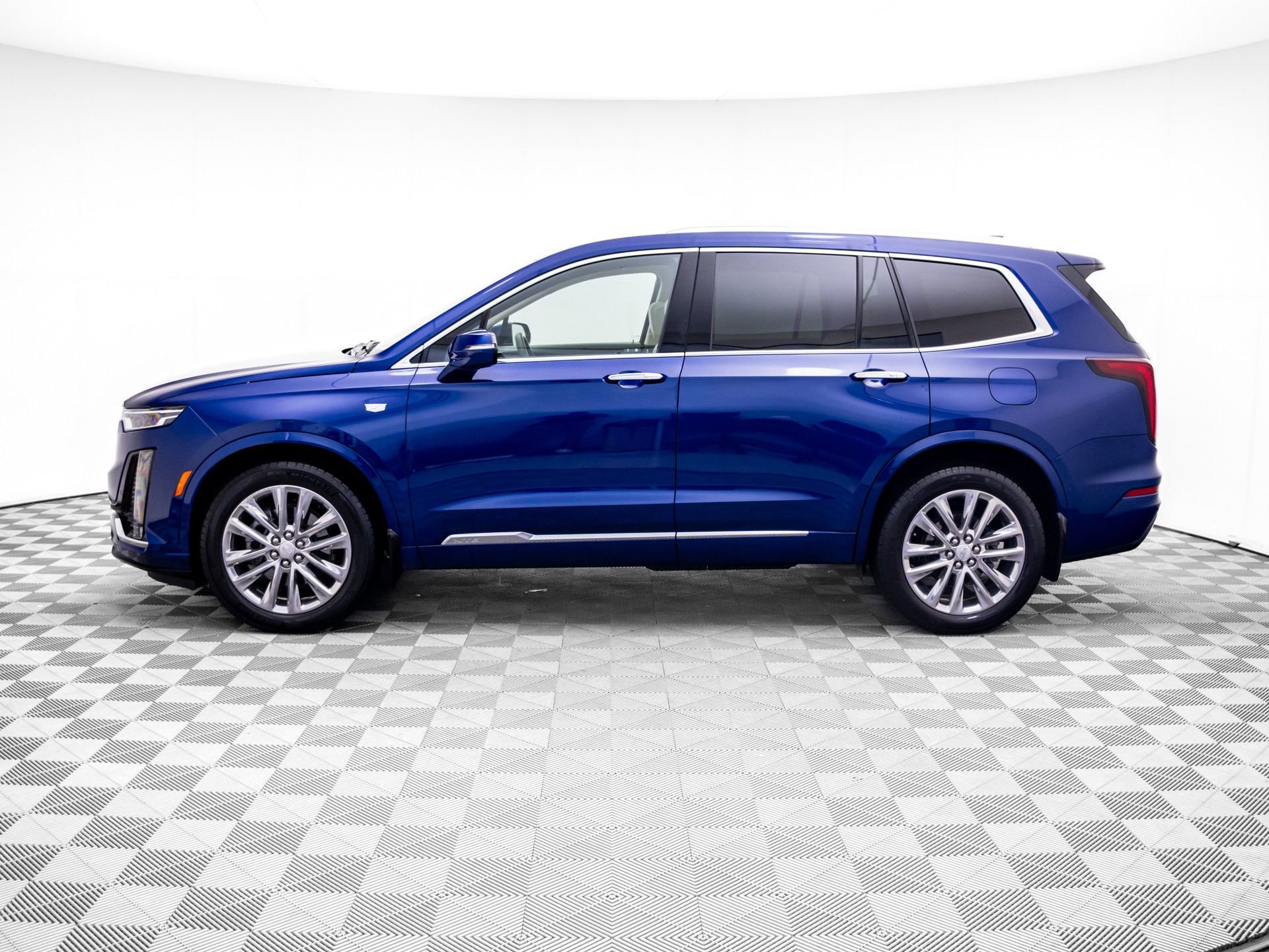 Used 2025 Cadillac XT6 Premium Luxury w/ Technology Package AWD/4WD image 2