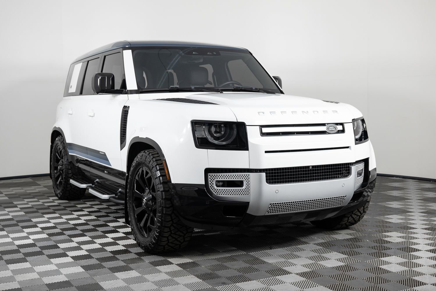 Used 2024 Land Rover Defender 110 SE image 9