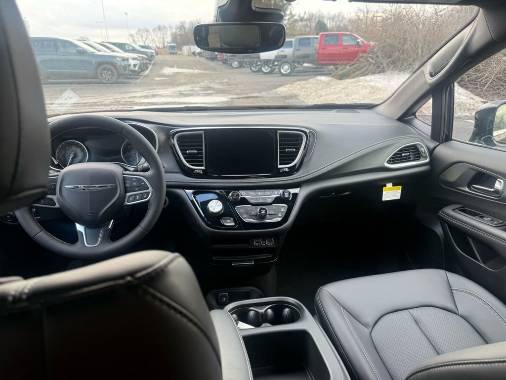 New 2025 Chrysler Pacifica Select image 37