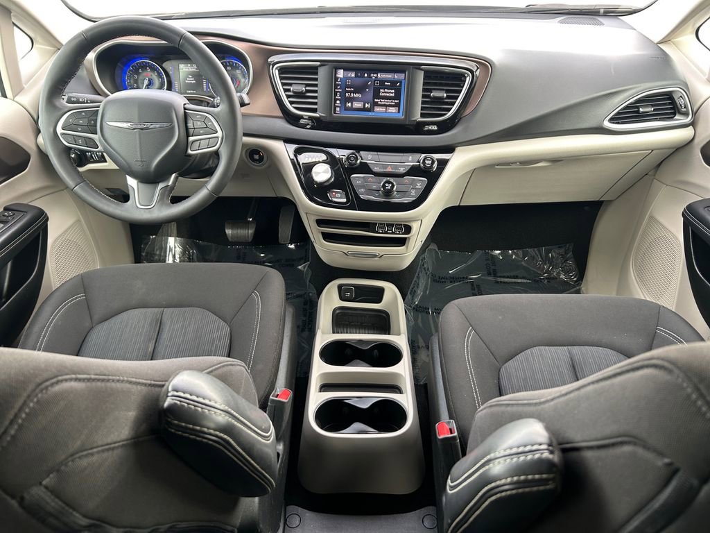 Used 2023 Chrysler Voyager LX image 11