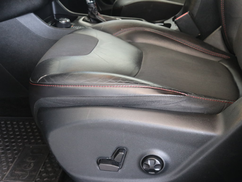 Used 2018 Jeep Cherokee Trailhawk AWD/4WD image 28