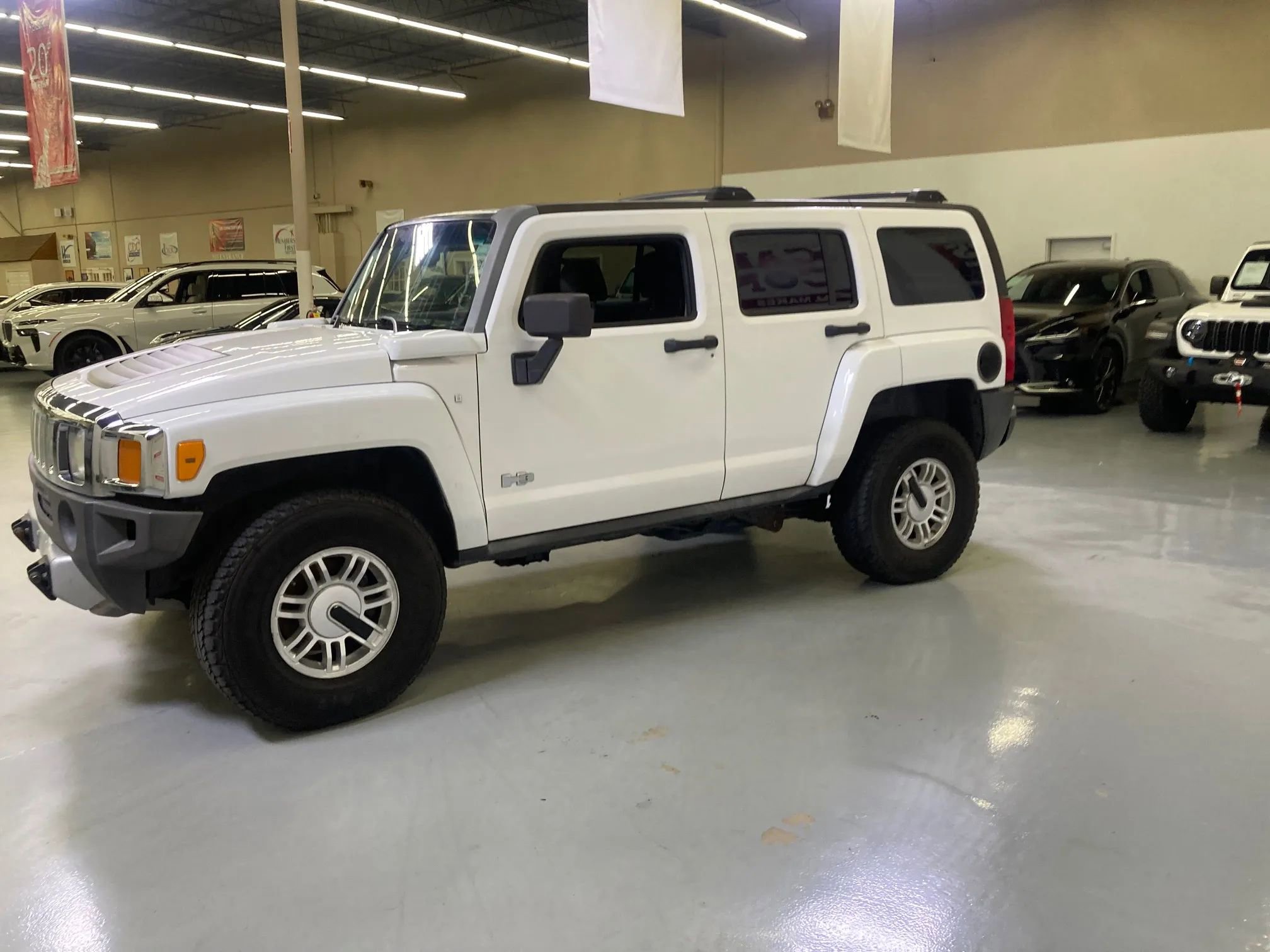 Used 2008 HUMMER H3 image 2
